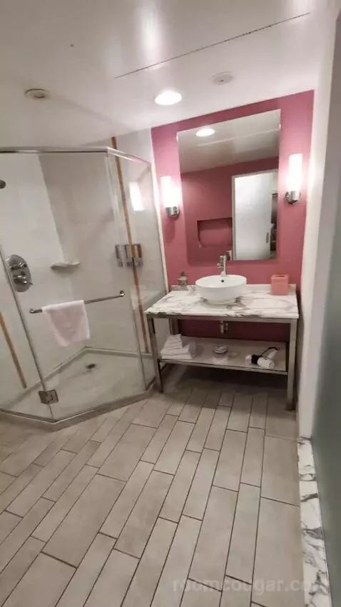 Go Room 2 Queens Attraction View bathroom picture #3