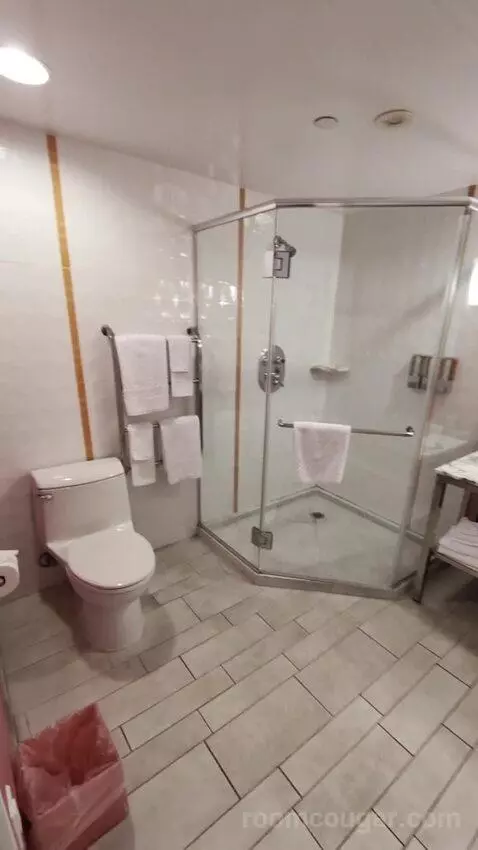 Go Room 2 Queens Attraction View bathroom picture #7