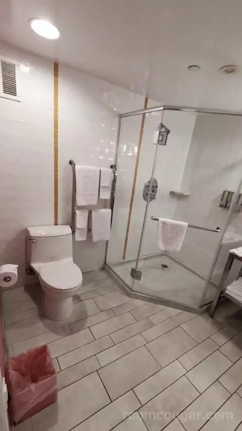 Go Room 2 Queens Attraction View bathroom picture #11