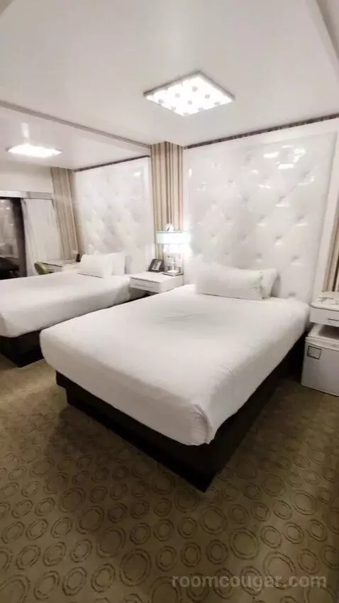 Go Room 2 Queens Attraction View bed picture #4