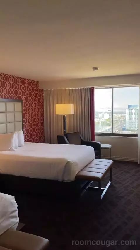 Horseshoe Las Vegas formerly Bally's Resort Room, 1 King review by kentoh