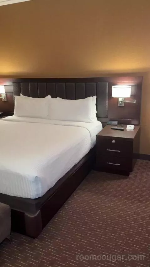 Rush Tower Corner Suite bed picture #7