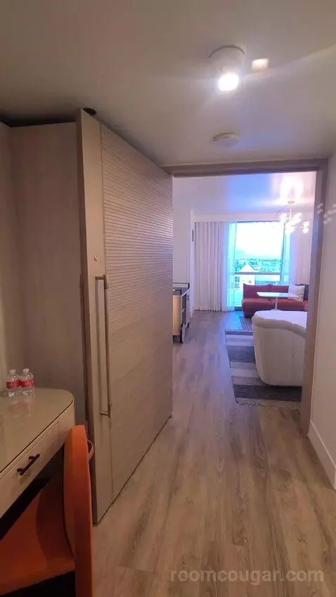 Virgin Hotels Las Vegas, Curio Collection by Hilton Chamber King review by travelingonabudget