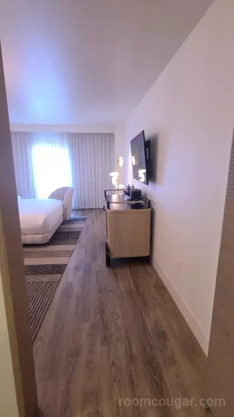 Virgin Hotels Las Vegas, Curio Collection by Hilton Chamber King review by travelingonabudget