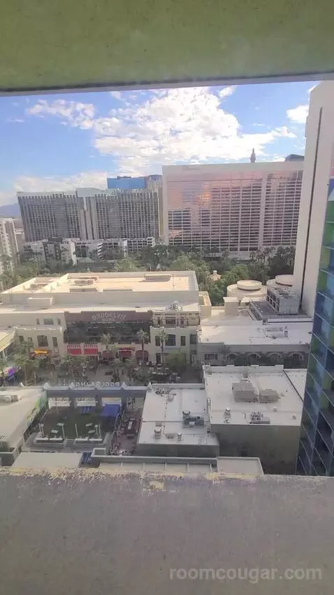 District 3, Deluxe, 1 King, City View (#20117) view picture #8