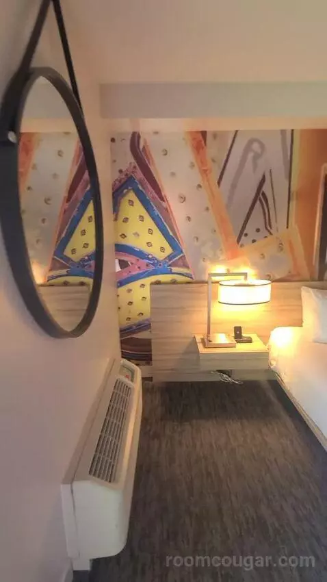District 3, Deluxe, 1 King, City View (#20117) bed picture #8