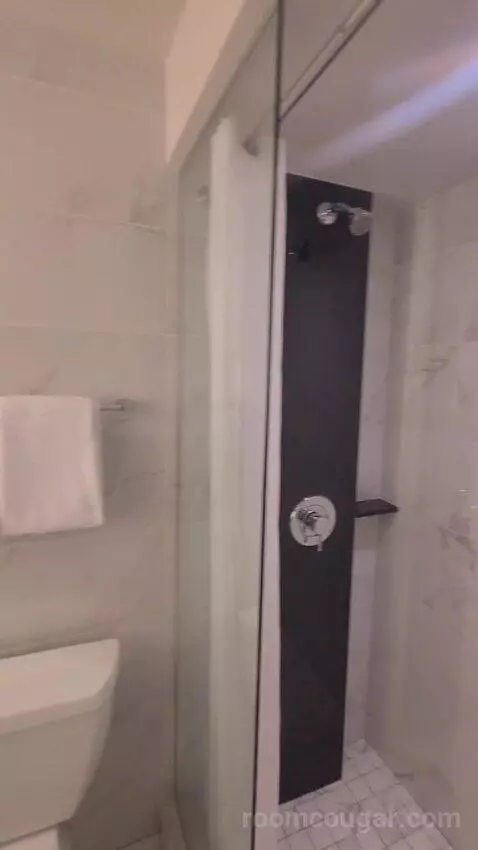 District 3, Deluxe, 1 King, City View (#20117) bathroom picture #9