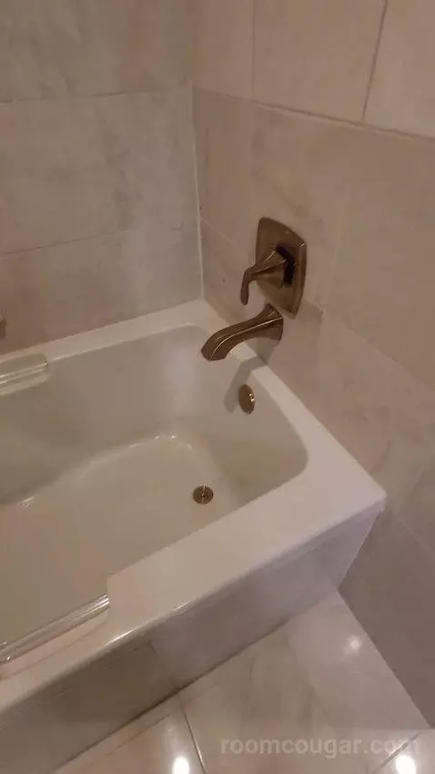 Tower Premier King (#4322) bathroom picture #7