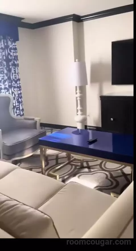 Burgundy Room, 1 King Bed (401p) picture #3