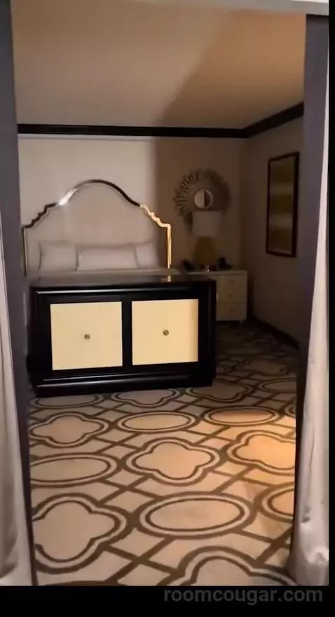 Burgundy Room, 1 King Bed (401p) picture #9